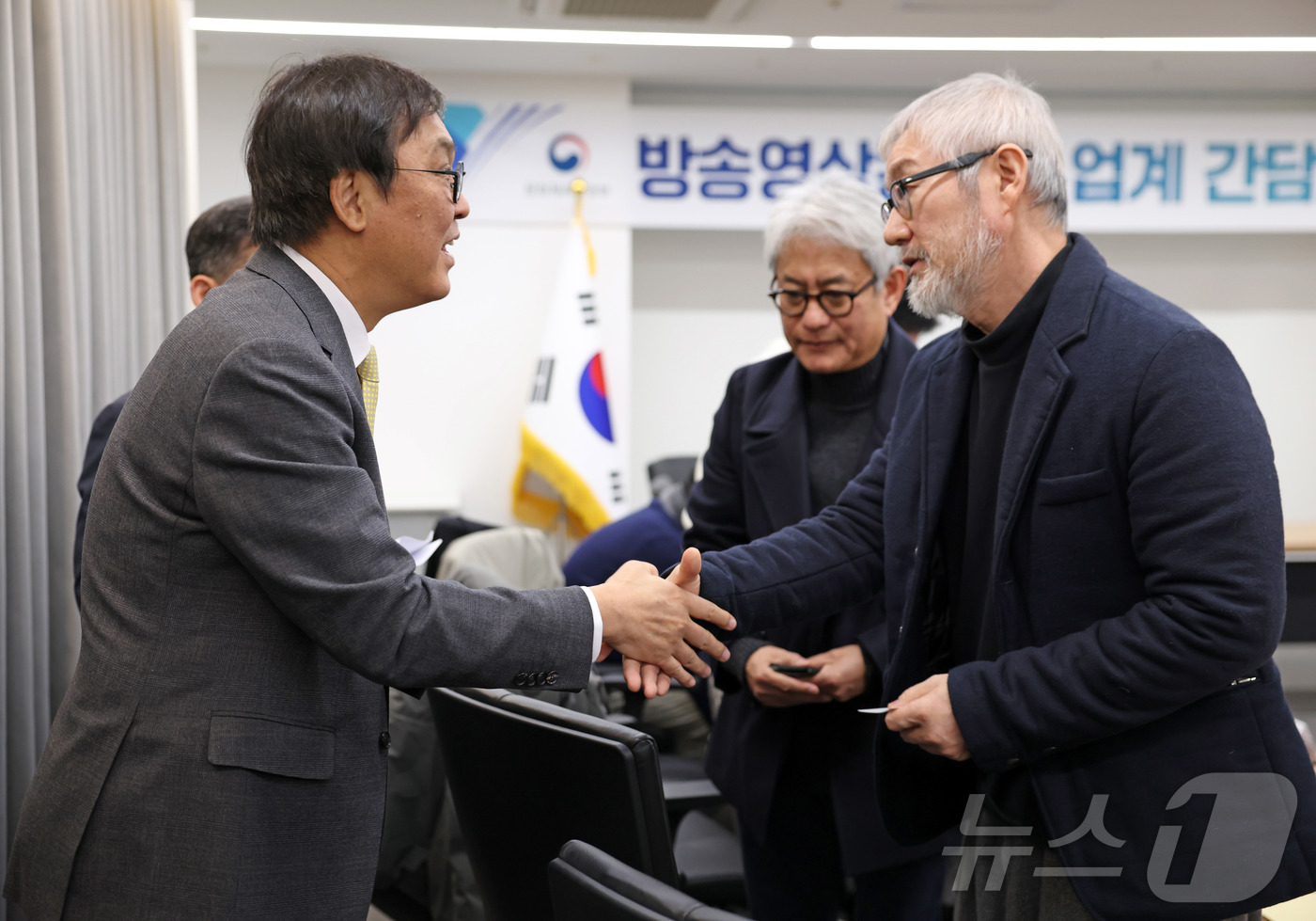 (서울=뉴스1) = 최휘영 문화체육관광부 장관이 22일 서울 종로구 국립현대미술관 서울관에서 방송영상콘텐츠 업계 관계자를 만나 인사를 나누고 있다. (문화체육관광부 제공. 재판매 …