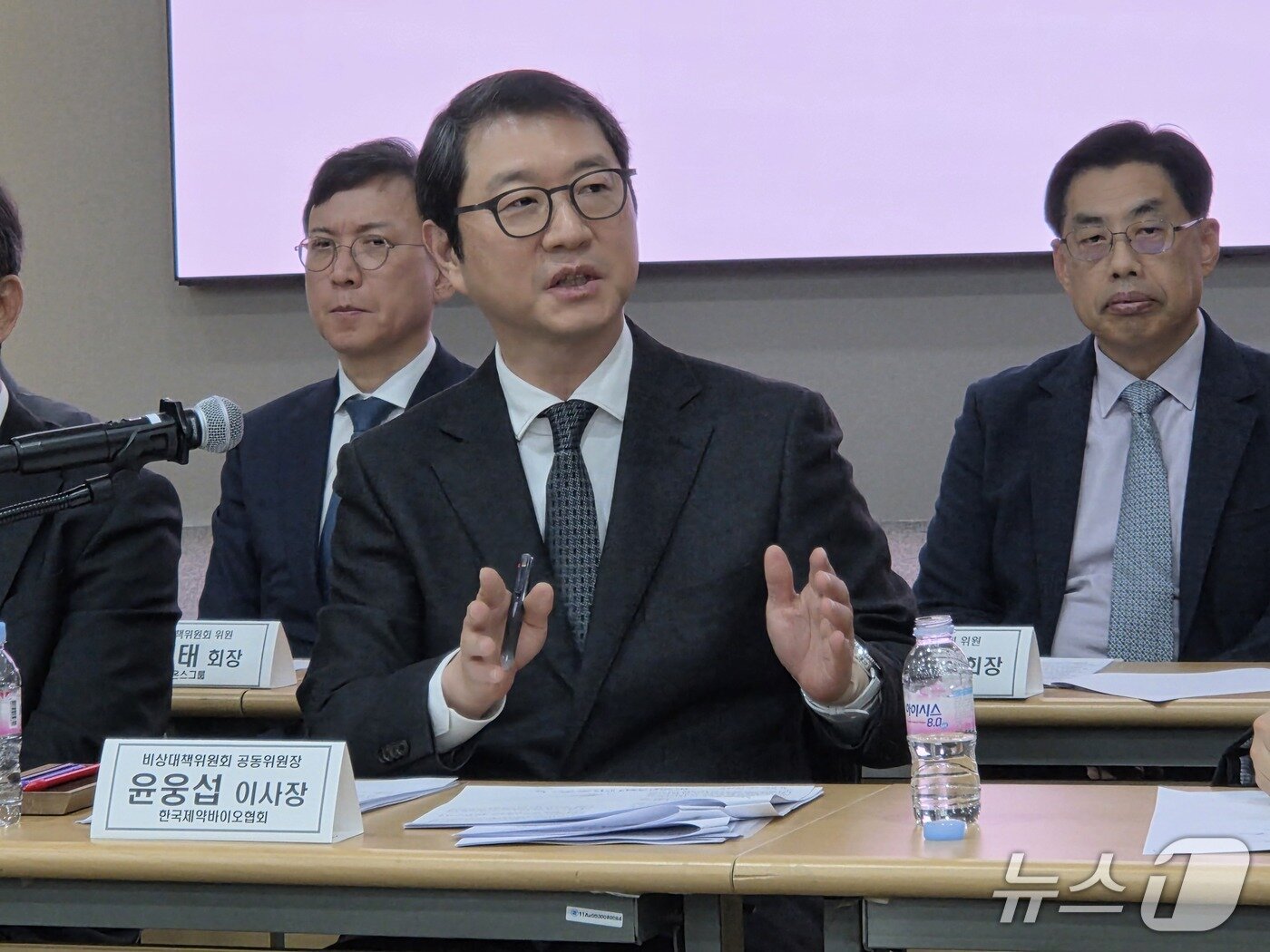 본문 이미지 - 윤웅섭 제약바이오산업 비상대책위원회 공동위원장(일동제약 대표)이 국내 제약바이오 생태계에 대해 설명하고 있다. 2025. 12. 22/뉴스1 황진중 기자