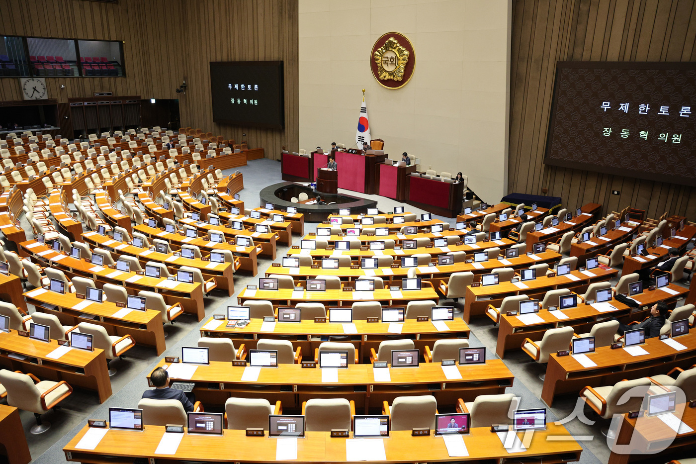 (서울=뉴스1) 신웅수 기자 = 장동혁 국민의힘 대표가 22일 서울 여의도 국회에서 열린 제430회국회(임시회) 제2차 본회의에서 '12·3 윤석열 비상계엄 등에 대한 전담재판부 …