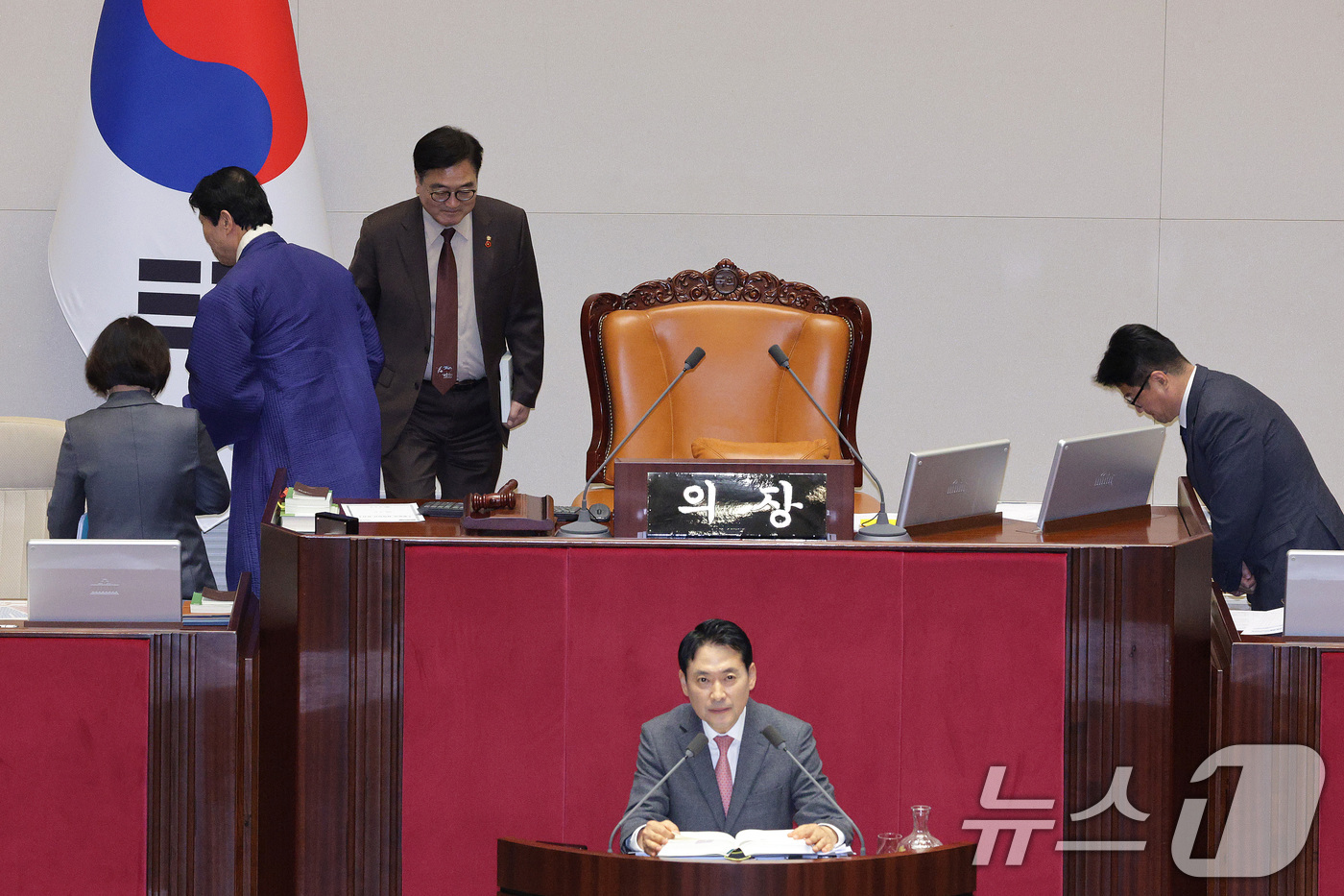 (서울=뉴스1) 신웅수 기자 = 장동혁 국민의힘 대표가 22일 서울 여의도 국회에서 열린 제430회국회(임시회) 제2차 본회의에서 '12·3 윤석열 비상계엄 등에 대한 전담재판부 …