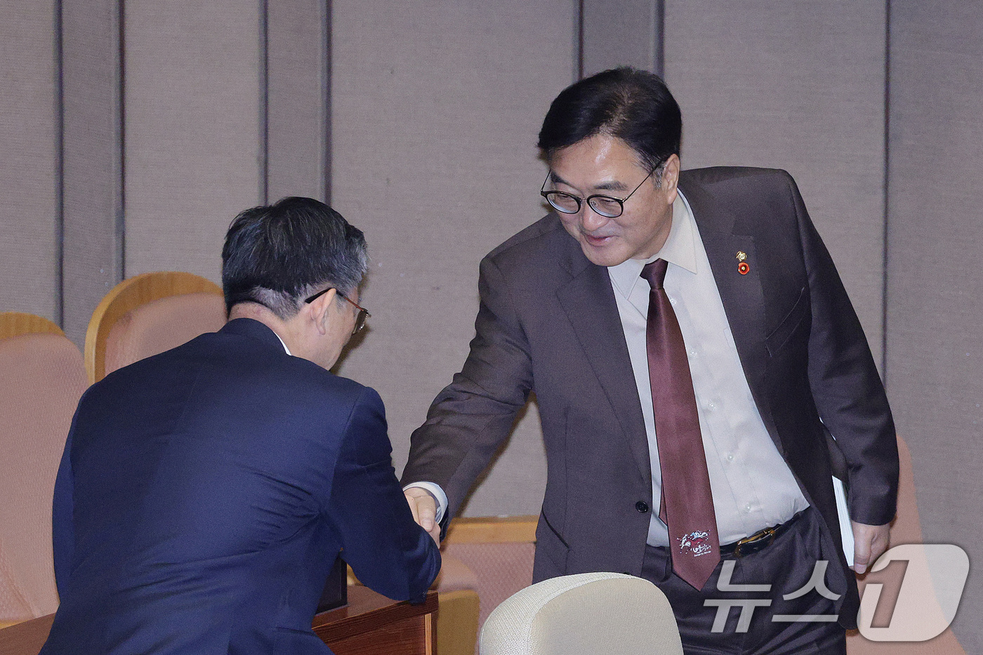 (서울=뉴스1) 신웅수 기자 = 우원식 국회의장과 정성호 법무부 장관이 22일 서울 여의도 국회에서 열린 제430회국회(임시회) 제2차 본회의에서 인사하고 있다. 2025.12.2 …