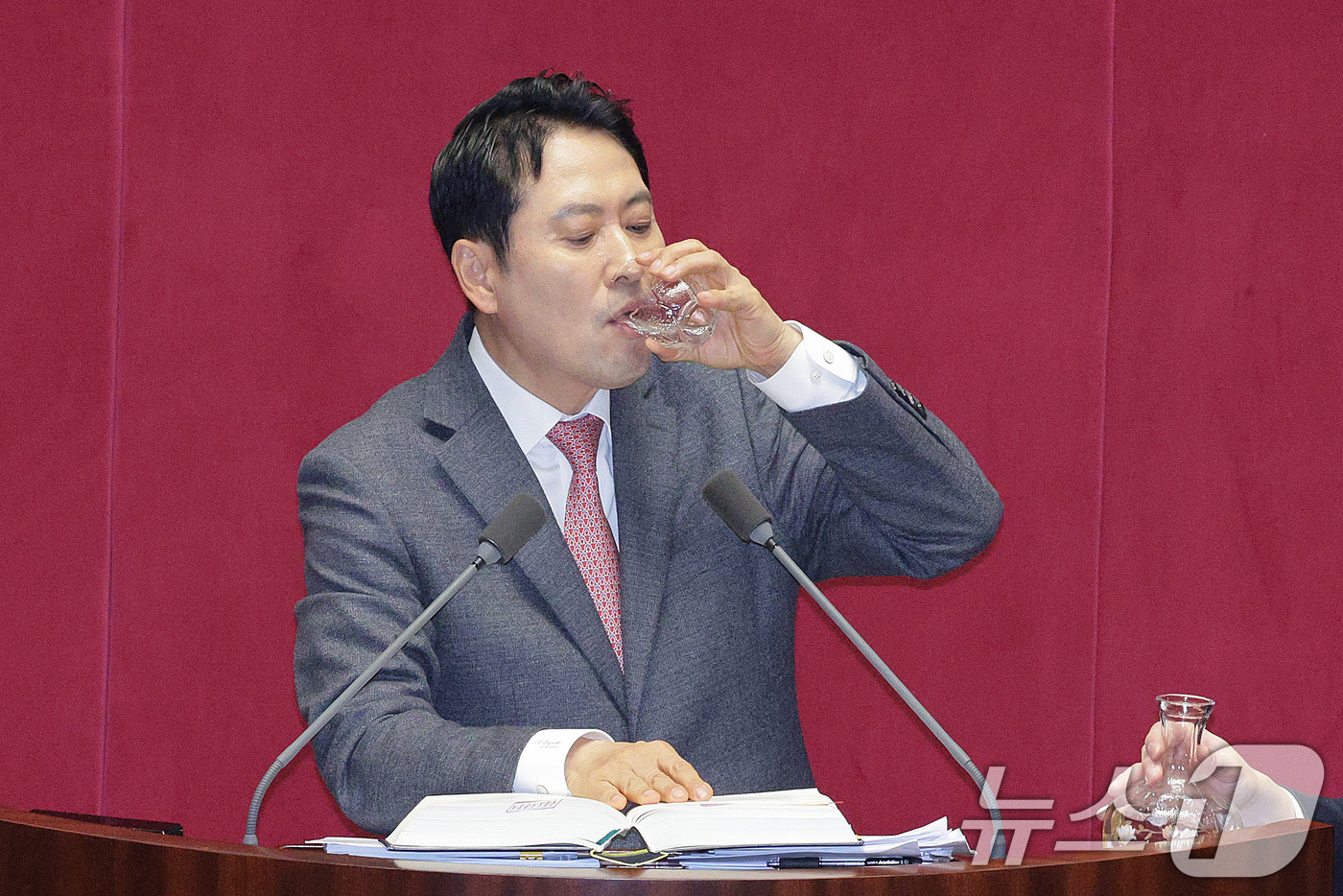 (서울=뉴스1) 신웅수 기자 = 장동혁 국민의힘 대표가 22일 서울 여의도 국회에서 열린 제430회국회(임시회) 제2차 본회의에서 '12·3 윤석열 비상계엄 등에 대한 전담재판부 …