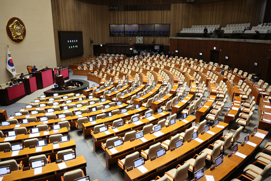빈자리 가득한 본회의장