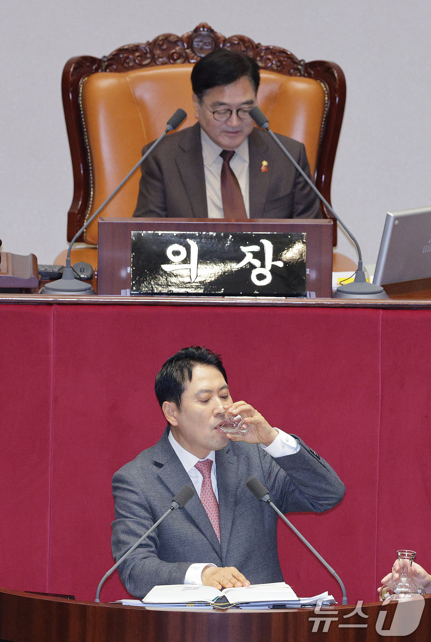 (서울=뉴스1) 신웅수 기자 = 장동혁 국민의힘 대표가 22일 서울 여의도 국회에서 열린 제430회국회(임시회) 제2차 본회의에서 '12·3 윤석열 비상계엄 등에 대한 전담재판부 …