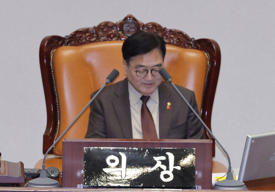 목 축이는 장동혁