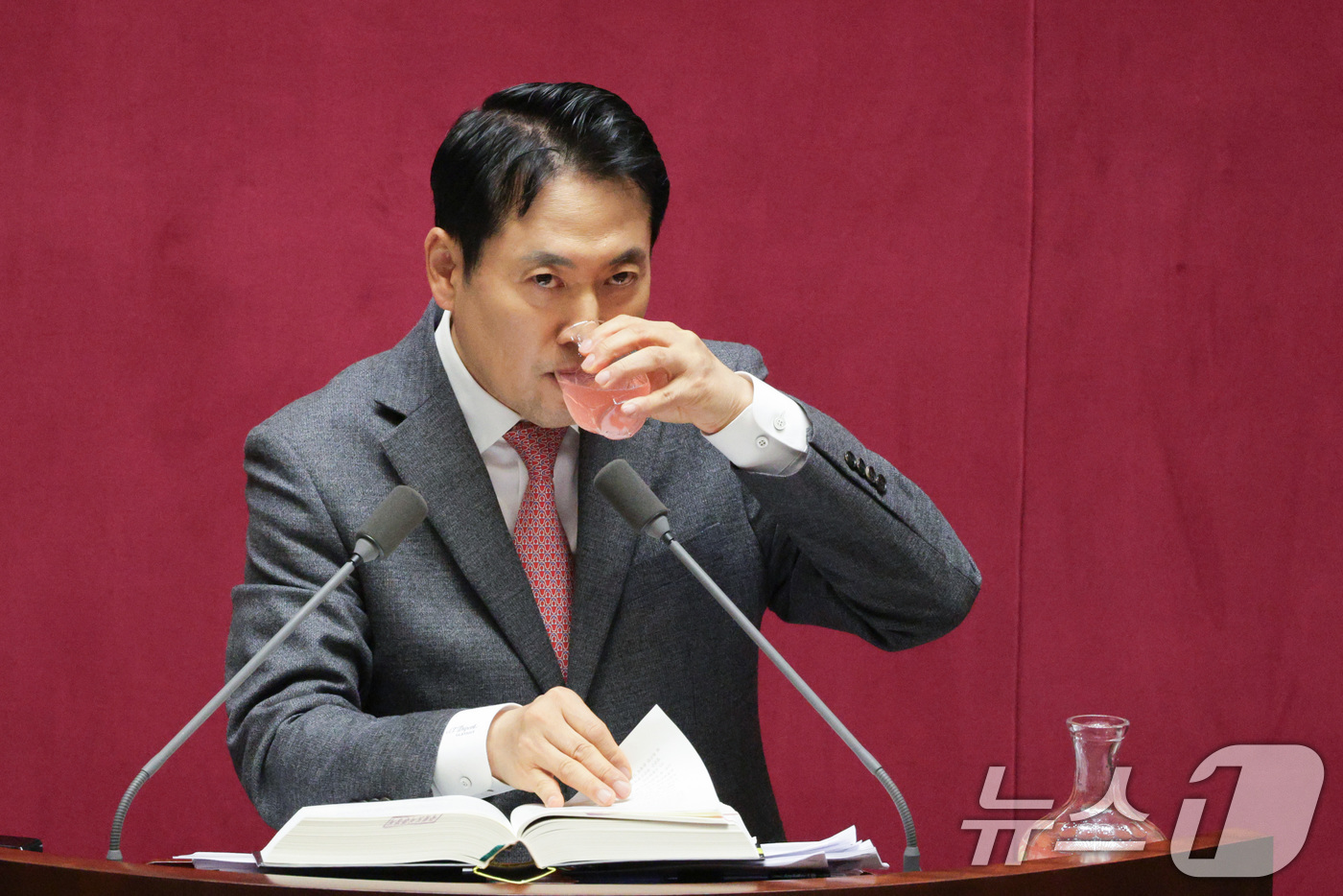 (서울=뉴스1) 신웅수 기자 = 장동혁 국민의힘 대표가 22일 서울 여의도 국회에서 열린 제430회국회(임시회) 제2차 본회의에서 '12·3 윤석열 비상계엄 등에 대한 전담재판부 …