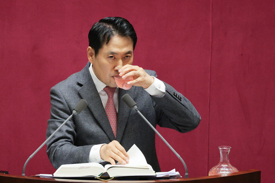 물 마시는 장동혁 대표