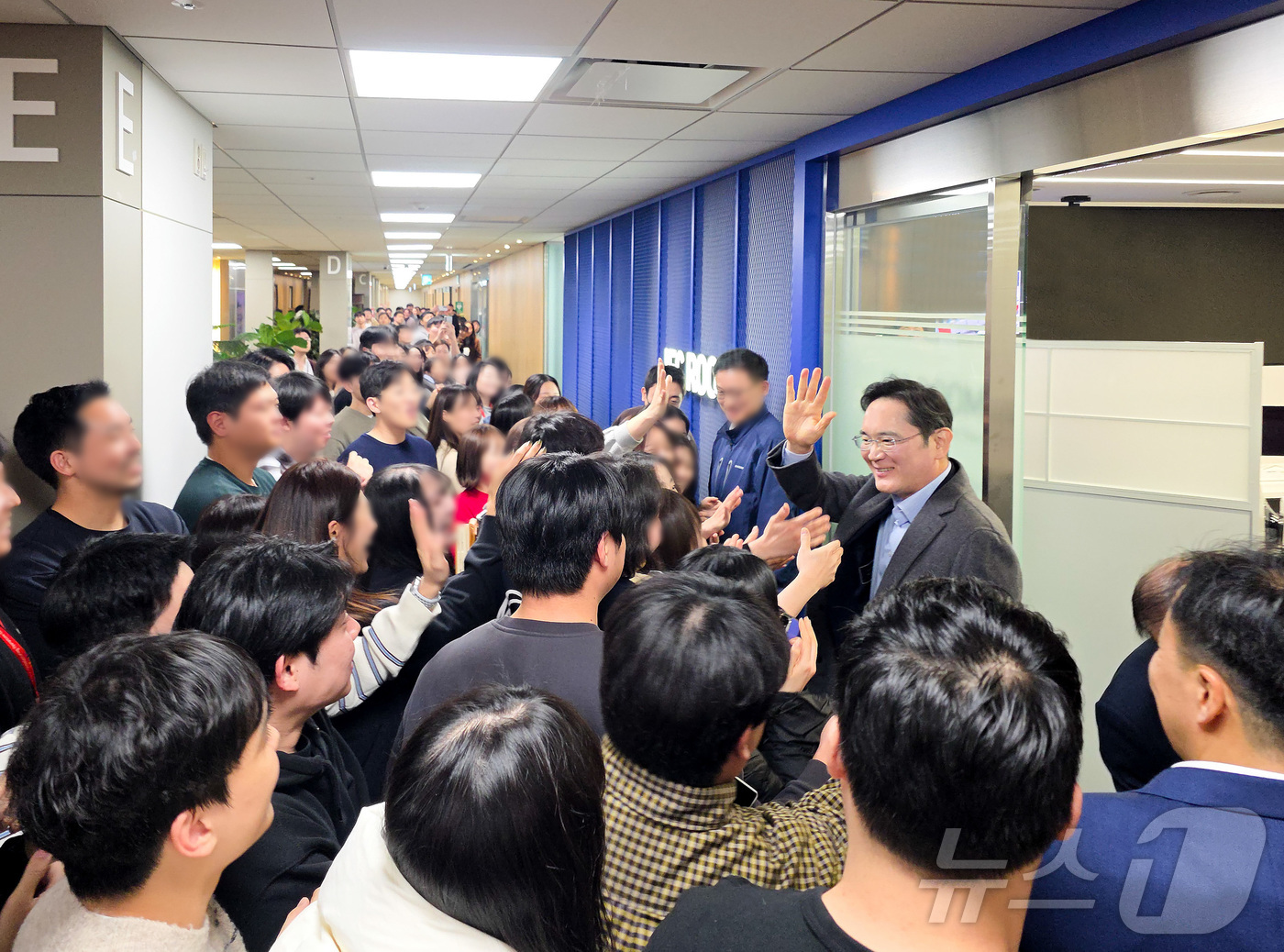 (서울=뉴스1) = 이재용 삼성전자 회장이 22일 삼성전자 화성캠퍼스를 찾아 임직원들과 인사를 나누고 있다. (삼성전자 제공. 재판매 및 DB금지) 2025.12.22/뉴스1