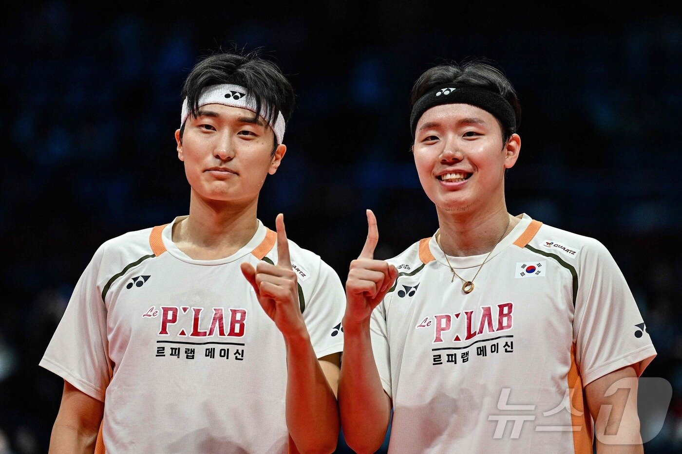 본문 이미지 - '시즌 11승' 세리머니를 펼치는 배드민턴 남자복식 김원호(왼쪽)와 서승재. ⓒ AFP=뉴스1