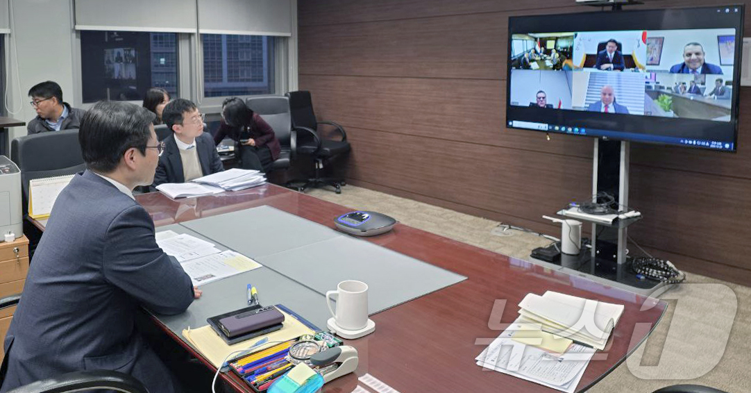 (서울=뉴스1) = 여한구 산업통상부 통상교섭본부장이 22일 서울 중구 대한상공회의소에서 하산 엘-카티브(Hassan El-Khatib) 이집트 투자통상부 장관과 화상면담을 갖고 …