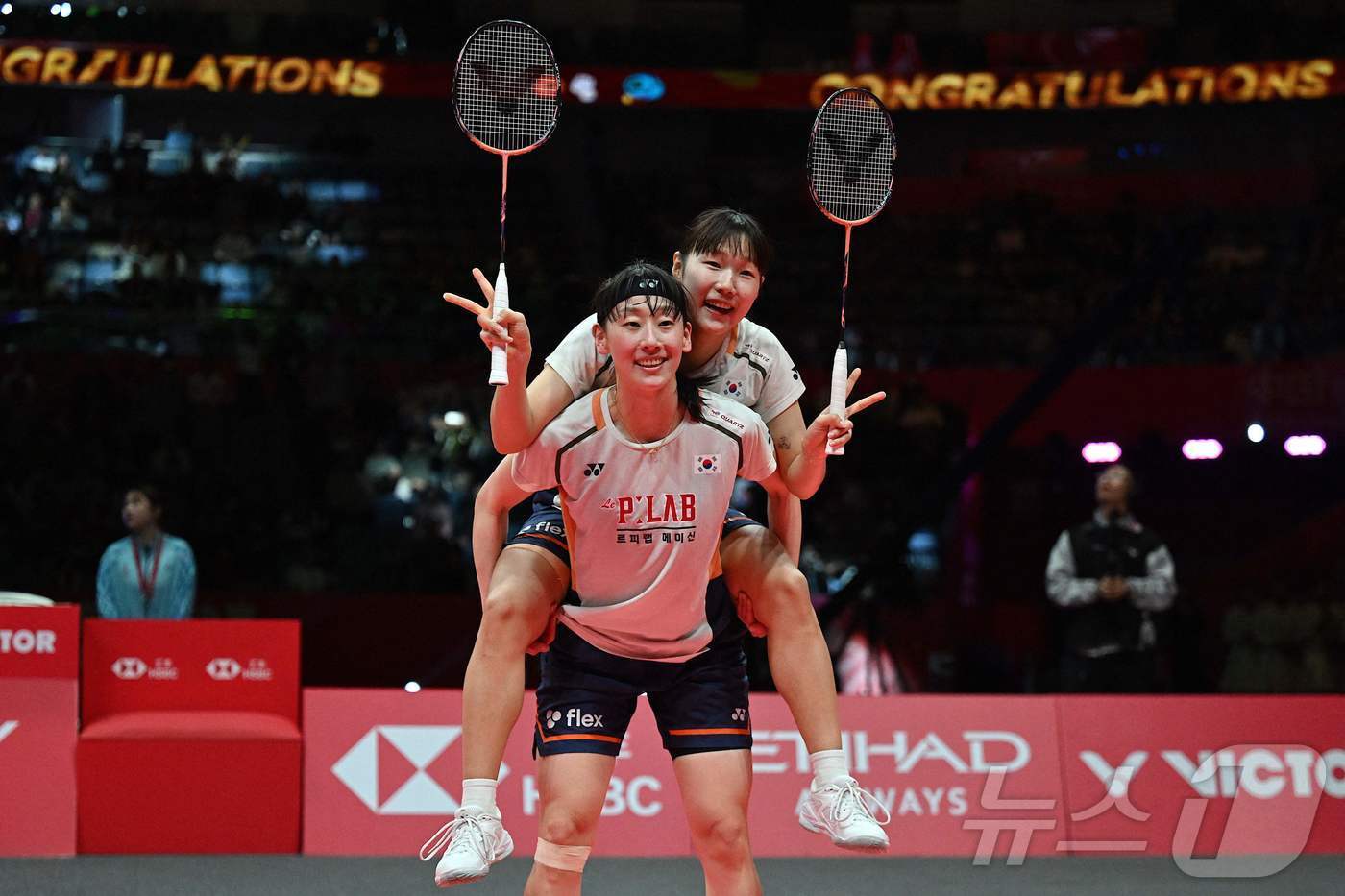 본문 이미지 - 백하나(위)와 이소희가 월드투어 파이널 여자복식 2연패를 차지했다. ⓒ AFP=뉴스1