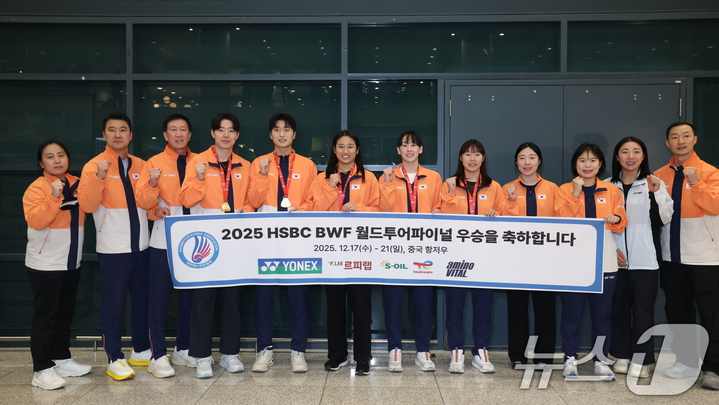 (인천공항=뉴스1) 오대일 기자 = 세계배드민턴연맹(BWF) 월드 투어 파이널스에서 3관왕을 거두고 돌아온 배드민턴 국가대표팀 안세영을 비롯한 선수들이 22일 오후 인천국제공항을 …
