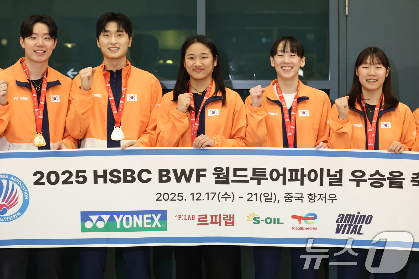(인천공항=뉴스1) 오대일 기자 = 세계배드민턴연맹(BWF) 월드 투어 파이널스에서 3관왕을 거두고 돌아온 배드민턴 국가대표팀 안세영을 비롯한 선수들이 22일 오후 인천국제공항을 …
