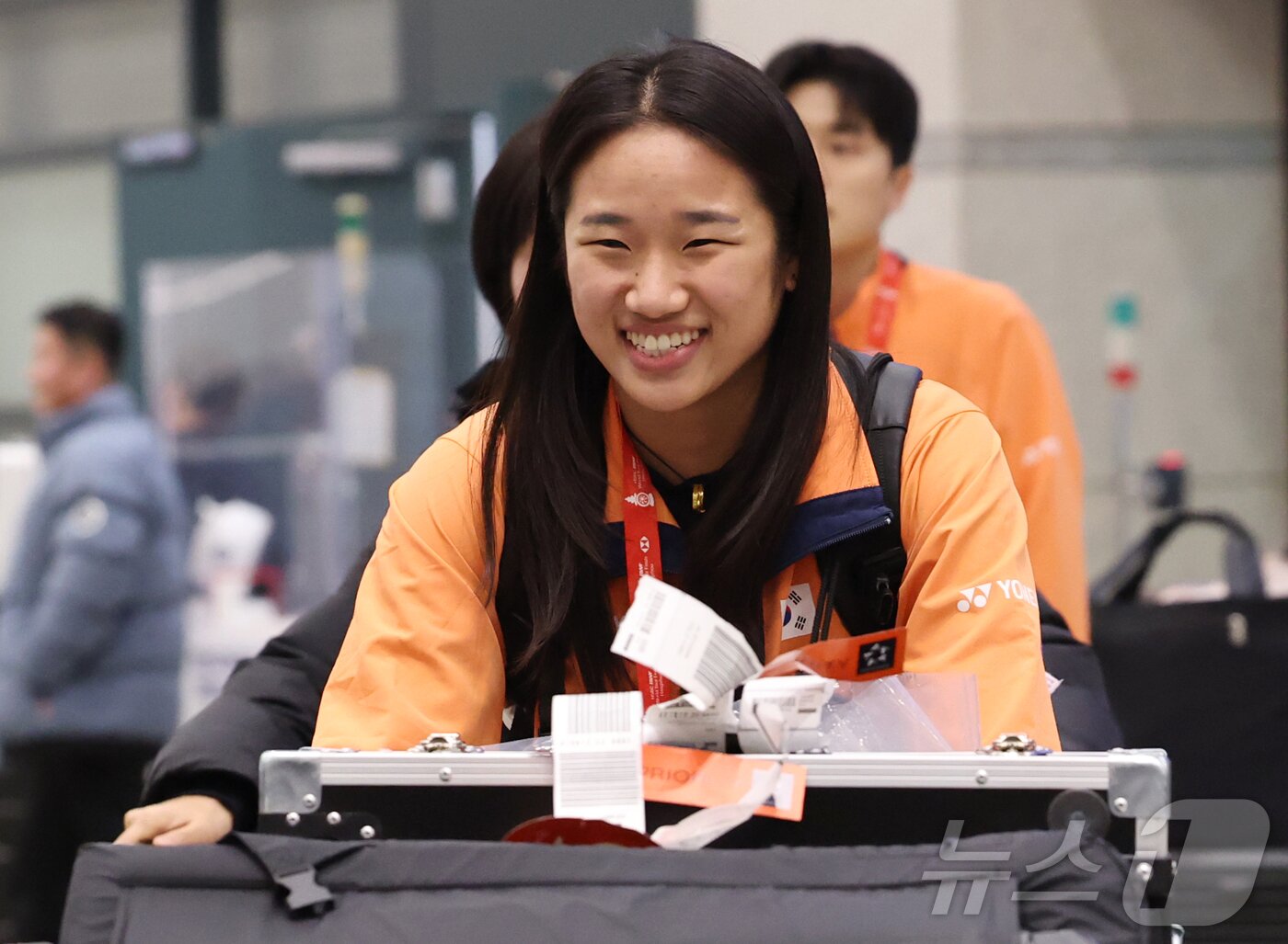 본문 이미지 - 배드민턴 왕중왕전에서 시즌 최다 11관왕 대기록을 달성하고 돌아온 ‘셔틀콕 여제’ 안세영이 22일 오후 인천국제공항을 통해 귀국하고 있다. 2025.12.22/뉴스1 ⓒ News1 오대일 기자