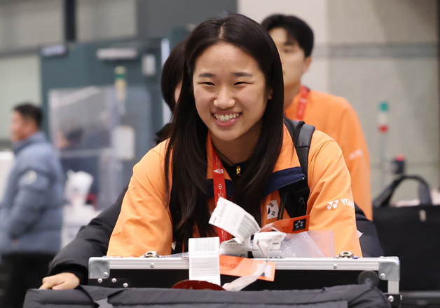 밝은 표정으로 귀국하는 안세영