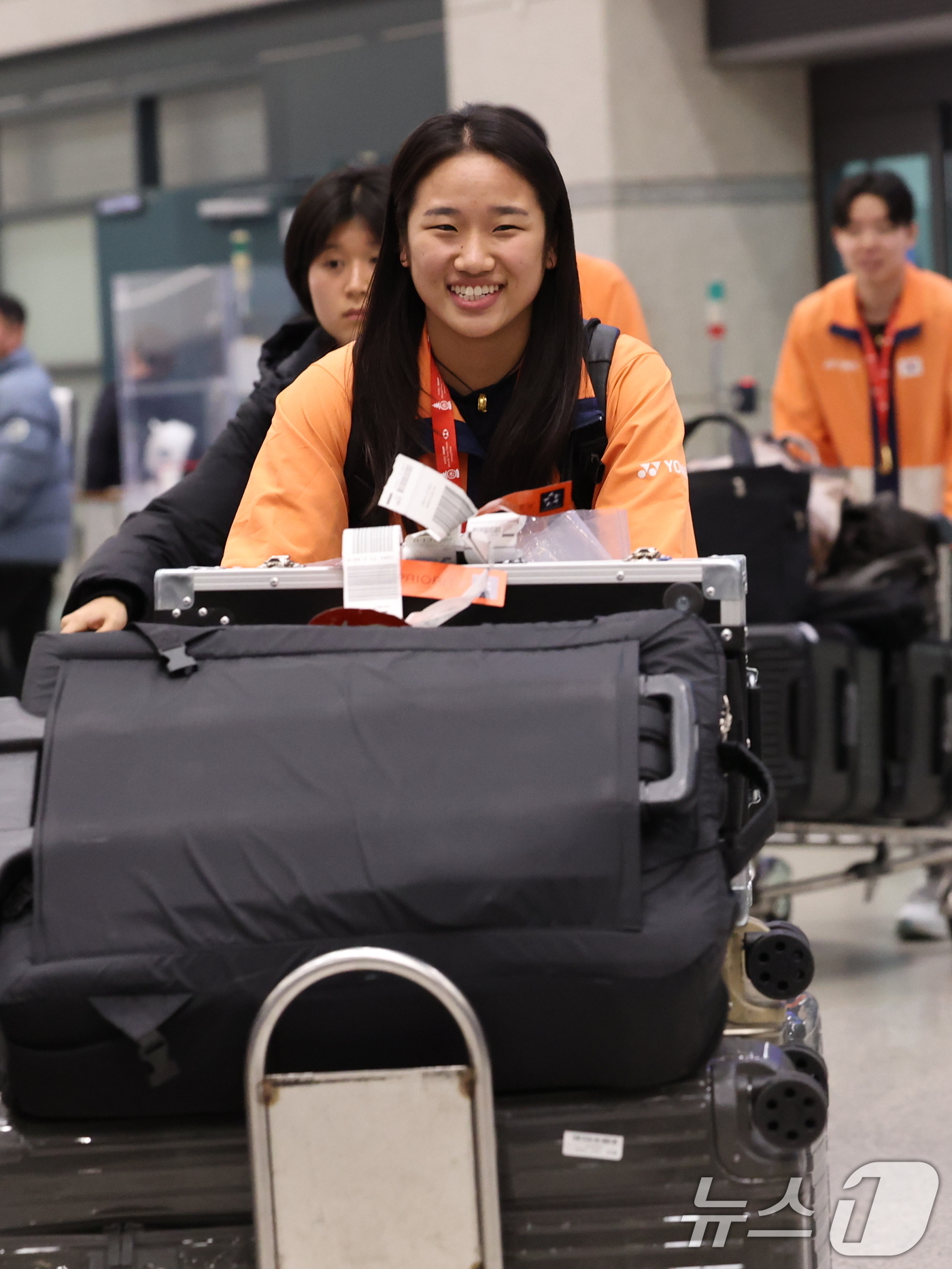 (인천공항=뉴스1) 오대일 기자 = 배드민턴 왕중왕전에서 시즌 최다 11관왕 대기록을 달성하고 돌아온 ‘셔틀콕 여제’ 안세영이 22일 오후 인천국재공항을 통해 귀국하고 있다. 20 …