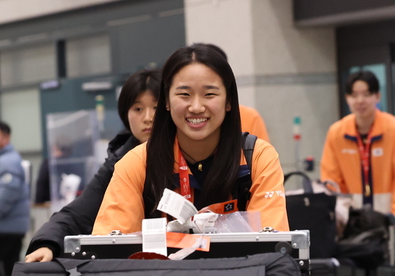 밝은 표정으로 귀국하는 안세영