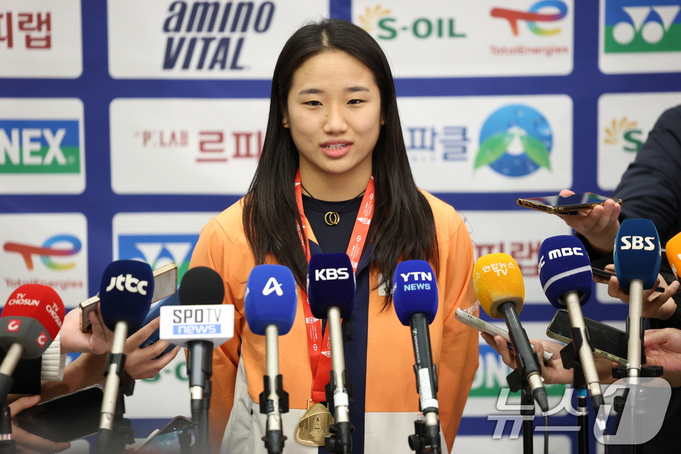 (인천공항=뉴스1) 오대일 기자 = 배드민턴 왕중왕전에서 시즌 최다 11관왕 대기록을 달성하고 돌아온 ‘셔틀콕 여제’ 안세영이 22일 오후 인천국재공항을 통해 귀국해 소감을 밝히고 …