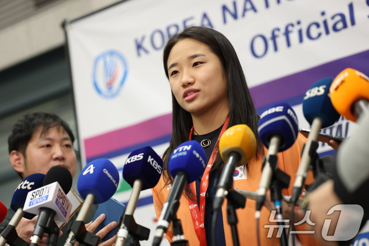 본문 이미지 - 배드민턴 왕중왕전에서 시즌 최다 11관왕 대기록을 달성하고 돌아온 ‘셔틀콕 여제’ 안세영이 22일 오후 인천국재공항을 통해 귀국해 소감을 밝히고 있다. 2025.12.22/뉴스1 ⓒ News1 오대일 기자