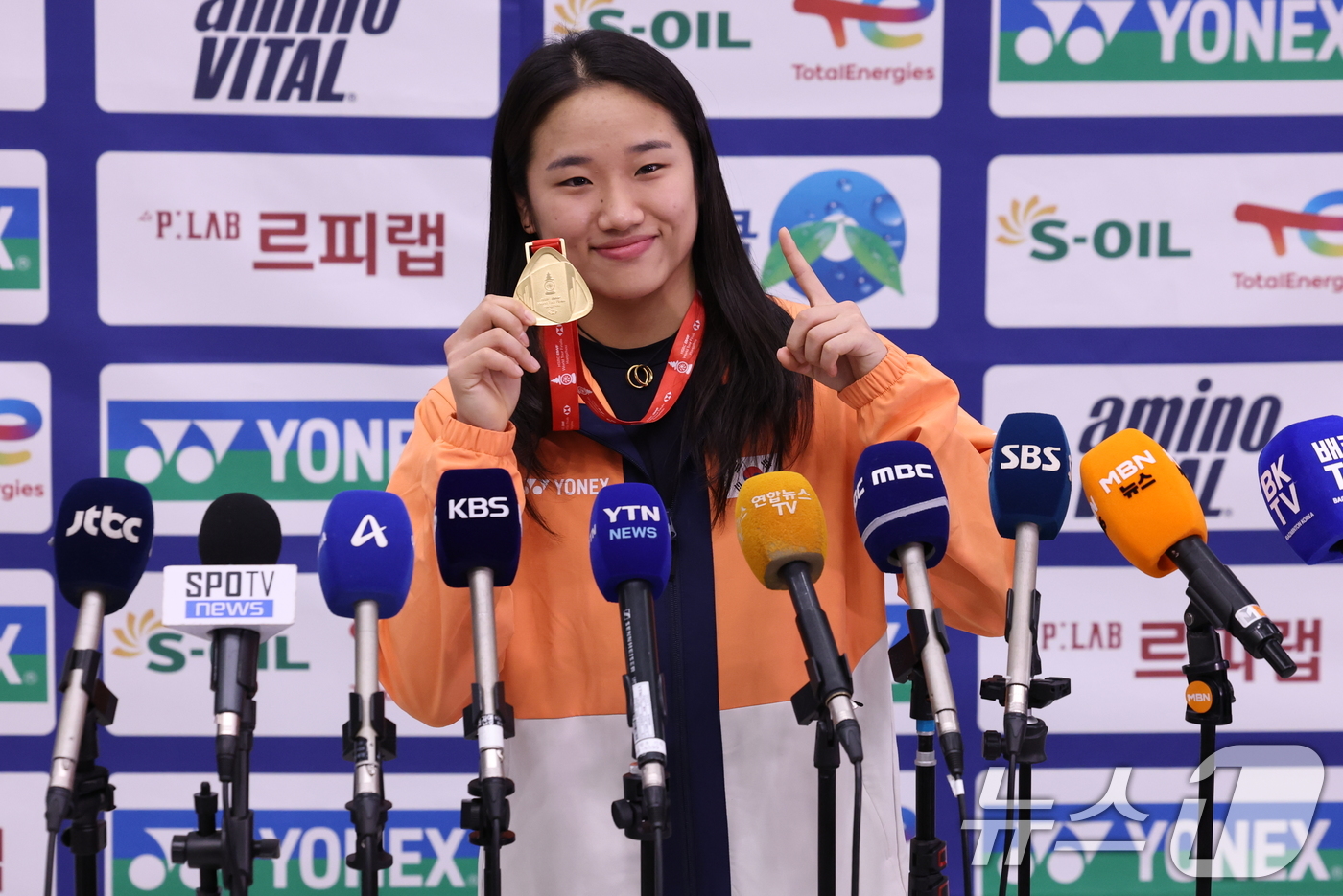 (인천공항=뉴스1) 오대일 기자 = 배드민턴 왕중왕전에서 시즌 최다 11관왕 대기록을 달성하고 돌아온 ‘셔틀콕 여제’ 안세영이 22일 오후 인천국재공항에서 소감을 밝힌 뒤 메달을 …