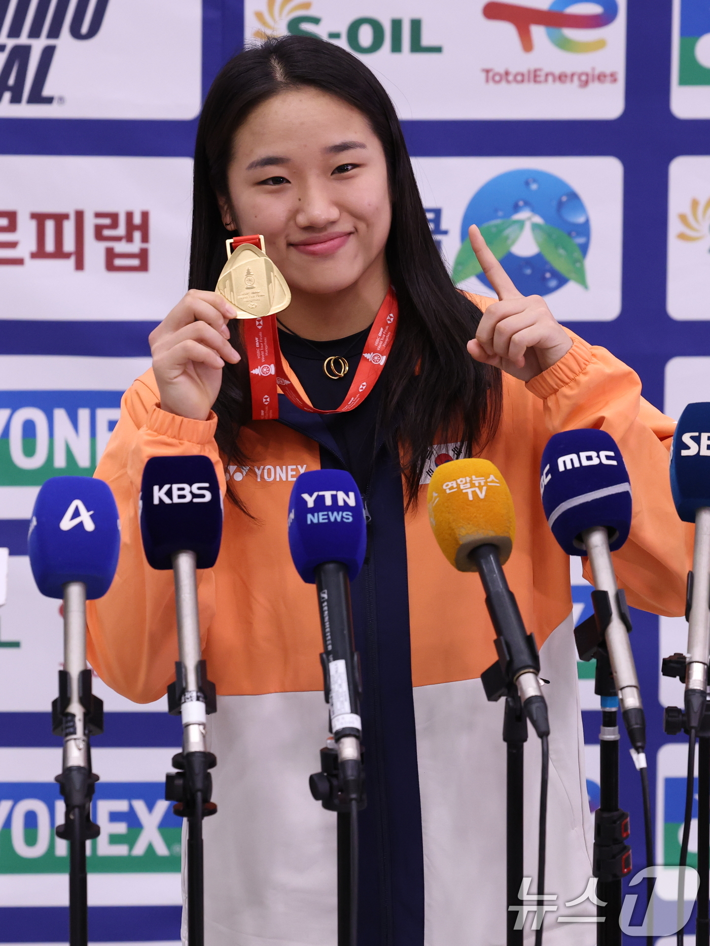 (인천공항=뉴스1) 오대일 기자 = 배드민턴 왕중왕전에서 시즌 최다 11관왕 대기록을 달성하고 돌아온 ‘셔틀콕 여제’ 안세영이 22일 오후 인천국재공항에서 소감을 밝힌 뒤 메달을 …