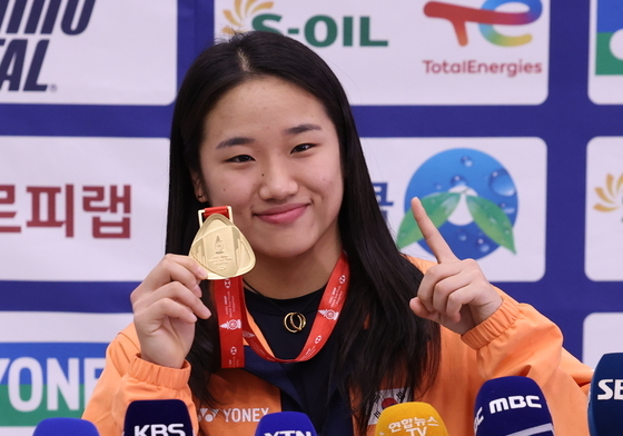 우승 메달 든 안세영