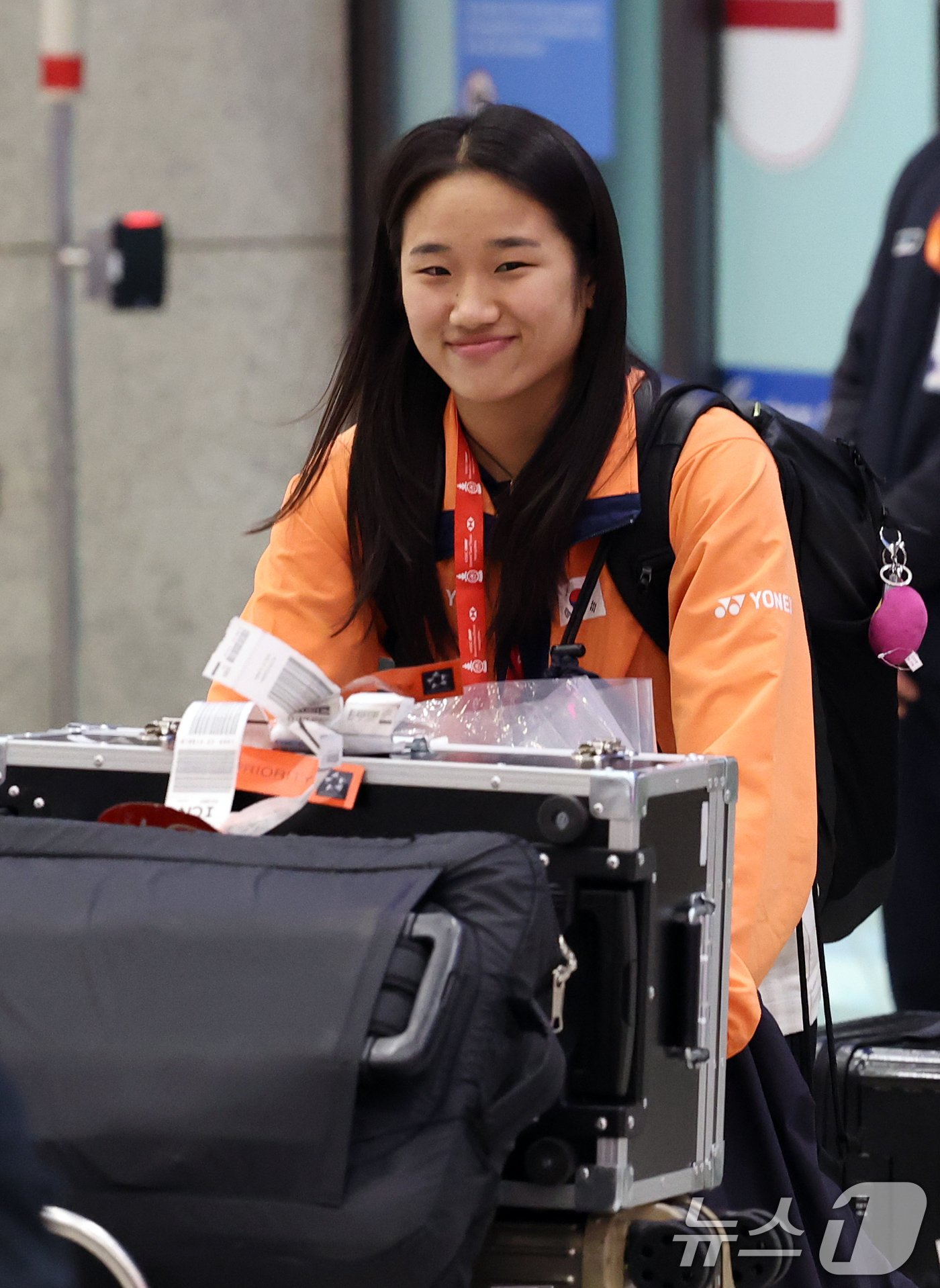 (인천공항=뉴스1) 오대일 기자 = 배드민턴 왕중왕전에서 시즌 최다 11관왕 대기록을 달성한 ‘셔틀콕 여제’ 안세영이 22일 오후 인천국제공항을 통해 귀국하고 있다.안세영은 중국 …