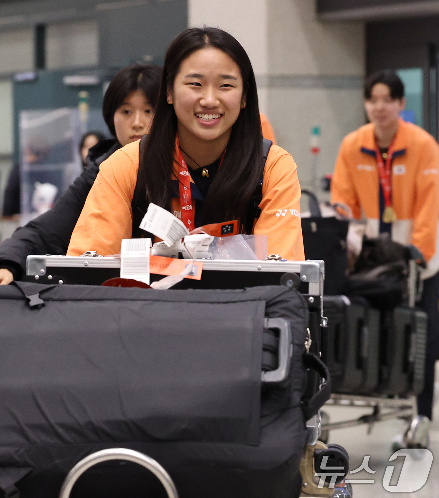(인천공항=뉴스1) 오대일 기자 = 배드민턴 왕중왕전에서 시즌 최다 11관왕 대기록을 달성한 ‘셔틀콕 여제’ 안세영이 22일 오후 인천국제공항을 통해 귀국하고 있다.안세영은 중국 …