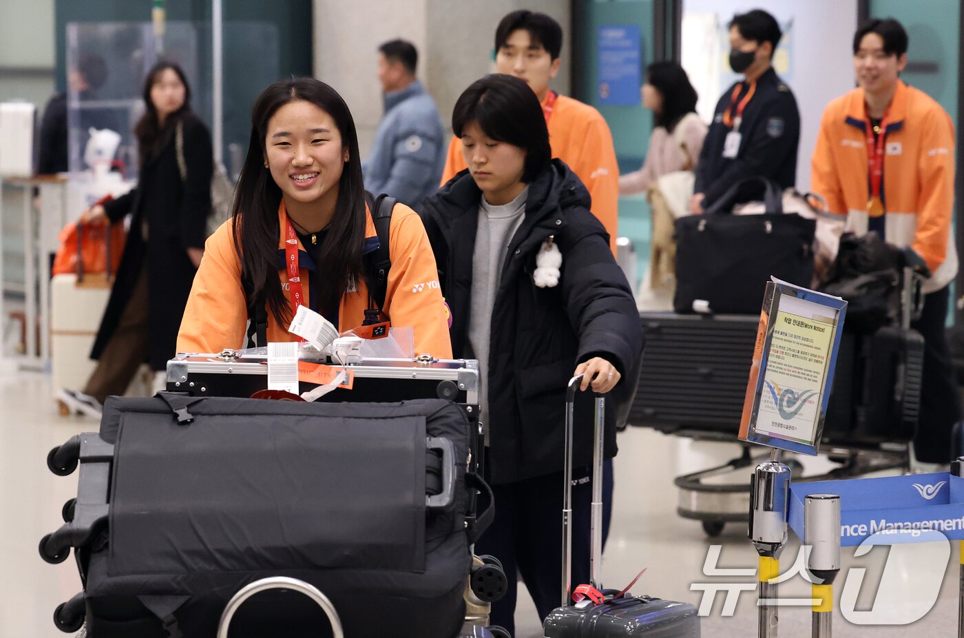 본문 이미지 - 배드민턴 왕중왕전에서 시즌 최다 11관왕 대기록을 달성한 ‘셔틀콕 여제’ 안세영이 22일 오후 인천국제공항을 통해 귀국하고 있다. 2025.12.22/뉴스1 ⓒ News1 오대일 기자