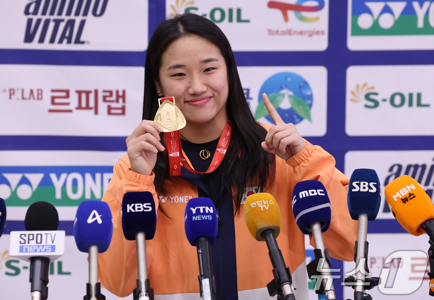 (인천공항=뉴스1) 오대일 기자 = 배드민턴 왕중왕전에서 시즌 최다 11관왕 대기록을 달성한 ‘셔틀콕 여제’ 안세영이 22일 오후 인천국제공항을 통해 귀국해 메달을 들고 포즈를 취 …