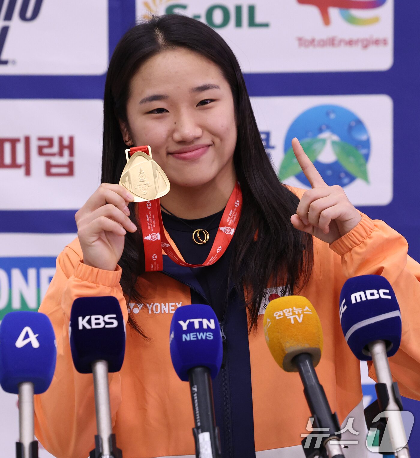 본문 이미지 - 배드민턴 왕중왕전에서 시즌 최다 11관왕 대기록을 달성한 ‘셔틀콕 여제’ 안세영이 22일 오후 인천국제공항을 통해 귀국해 메달을 들고 포즈를 취하고 있다. 2025.12.22/뉴스1 ⓒ News1 오대일 기자