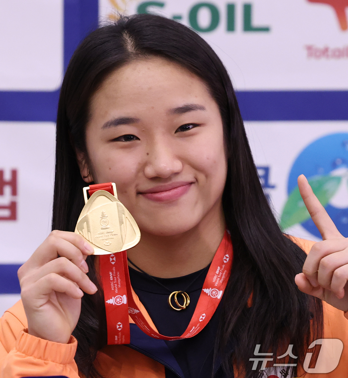 (인천공항=뉴스1) 오대일 기자 = 배드민턴 왕중왕전에서 시즌 최다 11관왕 대기록을 달성한 ‘셔틀콕 여제’ 안세영이 22일 오후 인천국제공항을 통해 귀국해 메달을 들고 포즈를 취 …