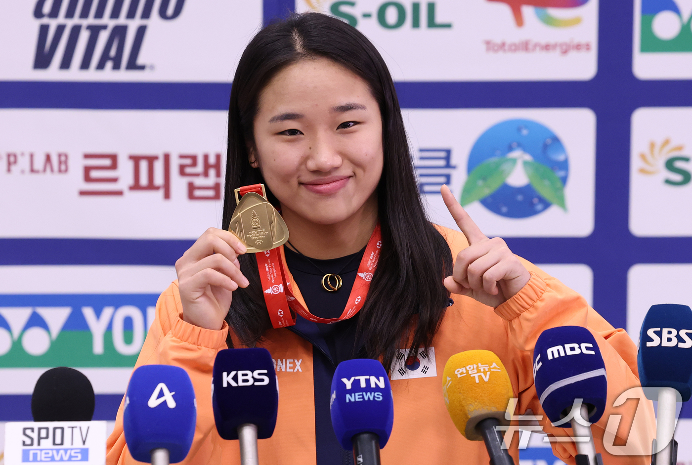(인천공항=뉴스1) 오대일 기자 = 배드민턴 왕중왕전에서 시즌 최다 11관왕 대기록을 달성한 ‘셔틀콕 여제’ 안세영이 22일 오후 인천국제공항을 통해 귀국해 메달을 들고 포즈를 취 …