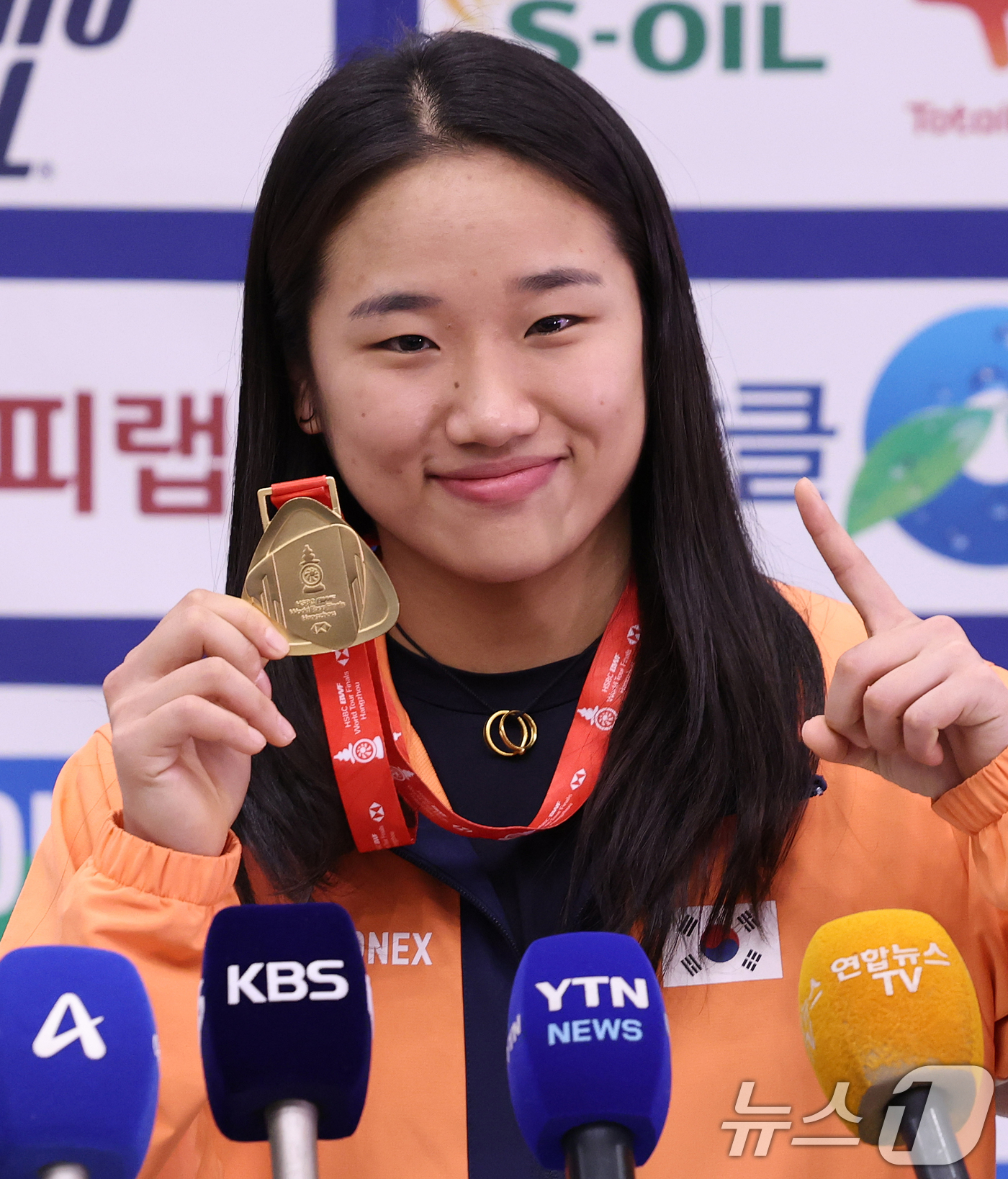 (인천공항=뉴스1) 오대일 기자 = 배드민턴 왕중왕전에서 시즌 최다 11관왕 대기록을 달성한 ‘셔틀콕 여제’ 안세영이 22일 오후 인천국제공항을 통해 귀국해 메달을 들고 포즈를 취 …