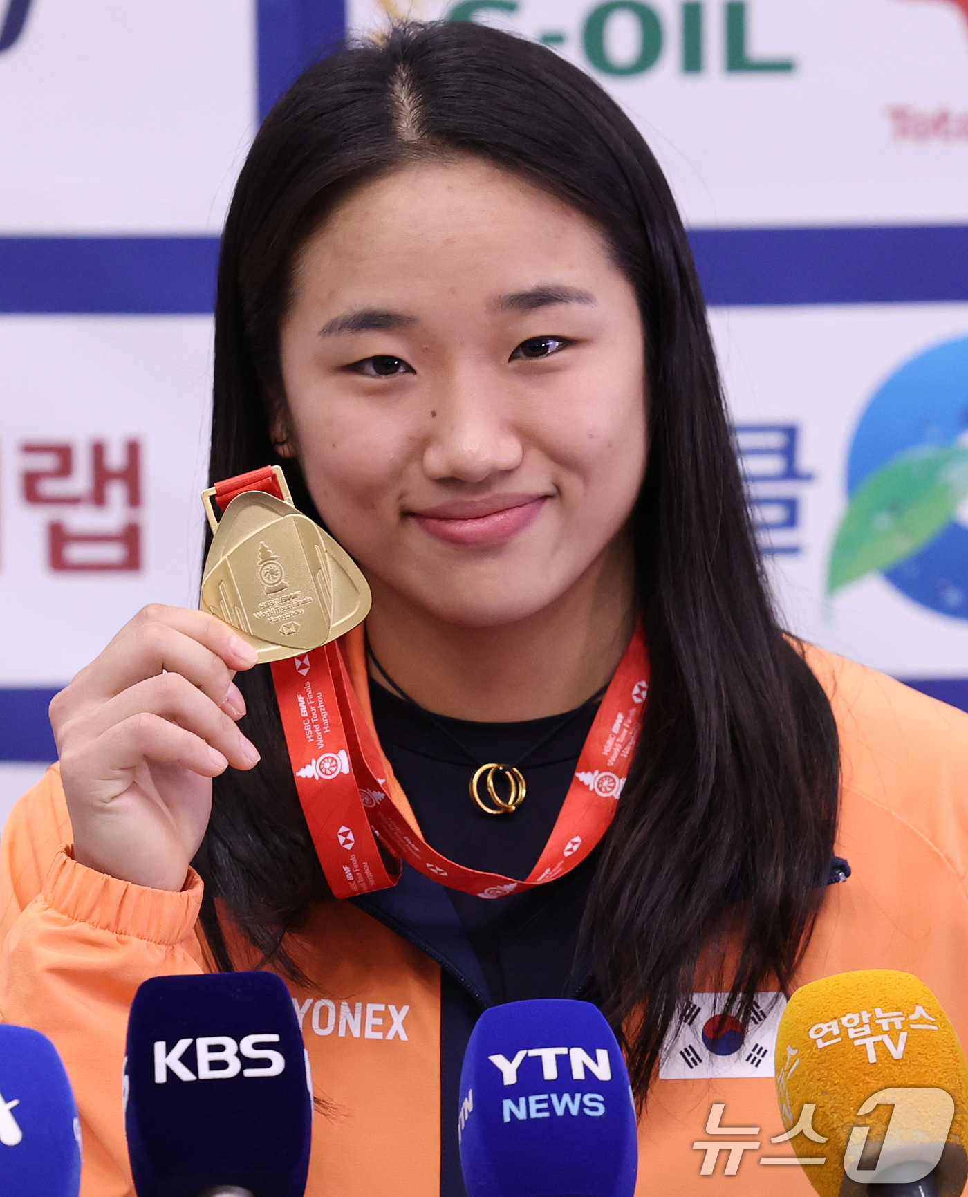 (인천공항=뉴스1) 오대일 기자 = 배드민턴 왕중왕전에서 시즌 최다 11관왕 대기록을 달성한 ‘셔틀콕 여제’ 안세영이 22일 오후 인천국제공항을 통해 귀국해 메달을 들고 포즈를 취 …