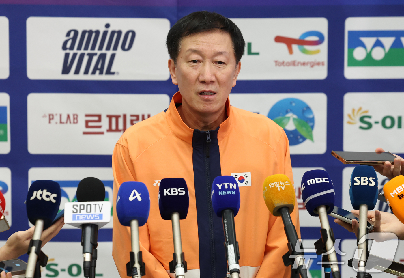 (인천공항=뉴스1) 오대일 기자 = 세계배드민턴연맹(BWF) 월드 투어 파이널스에서 3관왕을 거두고 돌아온 배드민턴 국가대표팀 박주봉 감독이 22일 오후 인천국제공항을 통해 귀국해 …