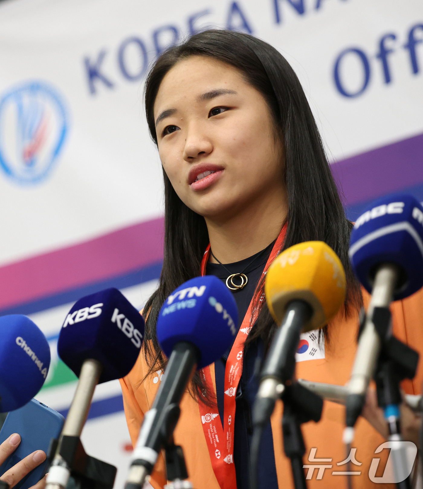 (인천공항=뉴스1) 오대일 기자 = 배드민턴 왕중왕전에서 시즌 최다 11관왕 대기록을 달성한 ‘셔틀콕 여제’ 안세영이 22일 오후 인천국제공항을 통해 귀국해 소감을 밝히고 있다.안 …