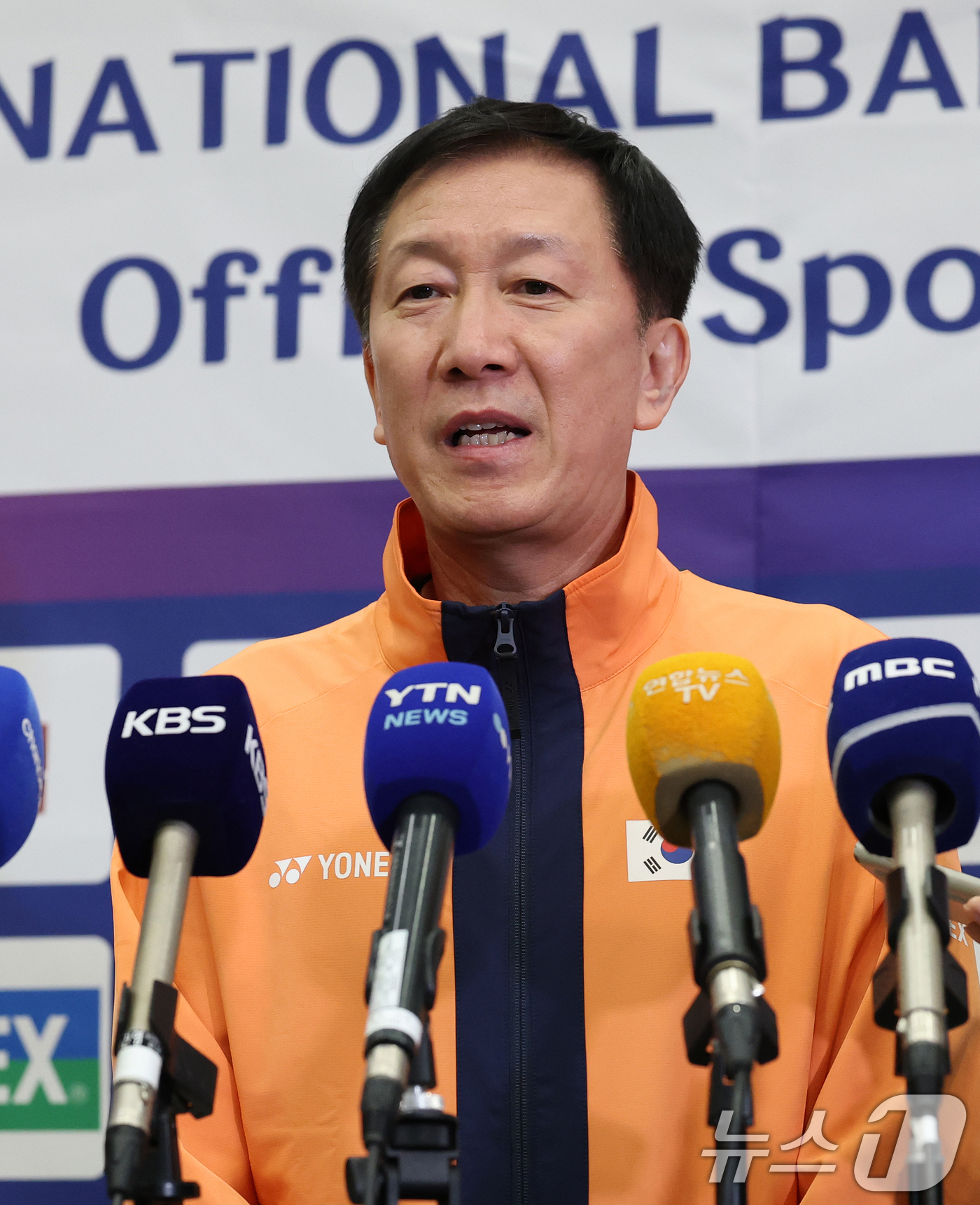 (인천공항=뉴스1) 오대일 기자 = 세계배드민턴연맹(BWF) 월드 투어 파이널스에서 3관왕을 거두고 돌아온 배드민턴 국가대표팀 박주봉 감독이 22일 오후 인천국제공항을 통해 귀국해 …