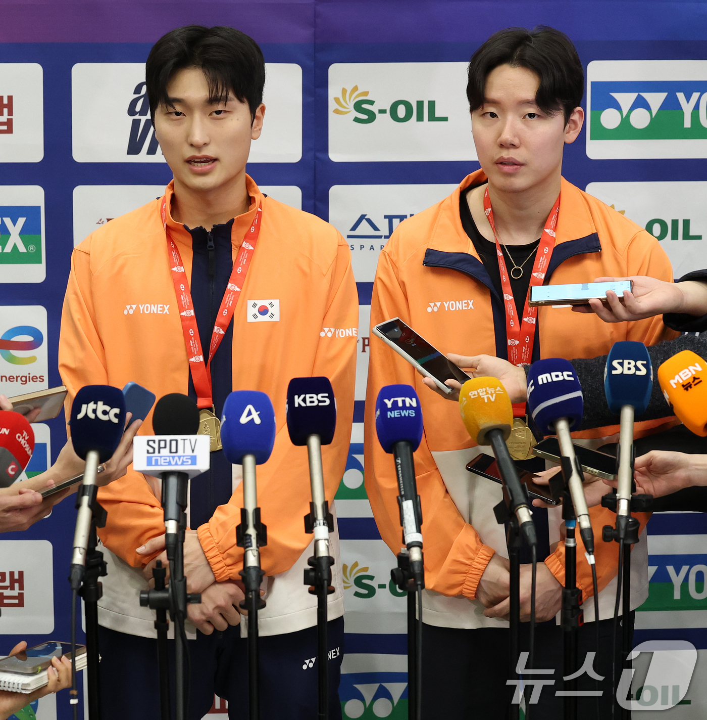 (인천공항=뉴스1) 오대일 기자 = 시즌 11승을 달성한 배드민턴 남자 복식 세계 1위 서승재(오른쪽), 김원호가 22일 오후 인천국제공항을 통해 귀국해 취재진과 인터뷰를 하고 있 …