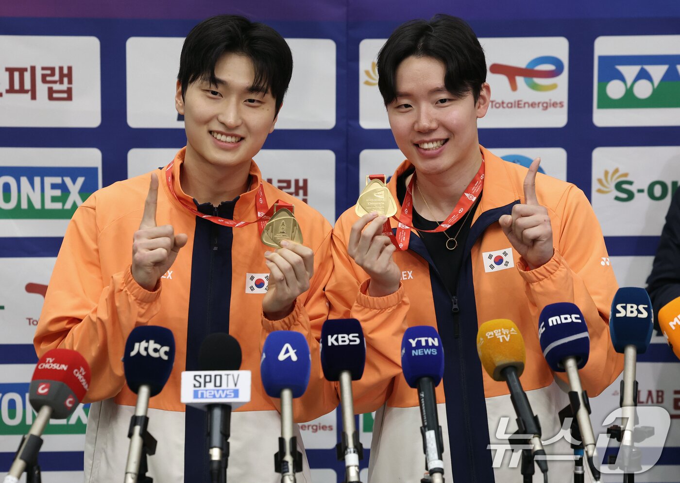 본문 이미지 - 시즌 11승을 달성한 배드민턴 남자 복식 세계 1위 서승재(오른쪽), 김원호가 22일 오후 인천국제공항을 통해 귀국해 메달을 들고 포즈를 취하고 있다. 서승재·김원호는 중국 항저우에서 열린 세계배드민턴연맹(BWF) 월드투어 파이널스 남자 복식에서 우승을 차지하며 올시즌 11승 고지에 올랐다. 2025.12.22/뉴스1 ⓒ News1 오대일 기자