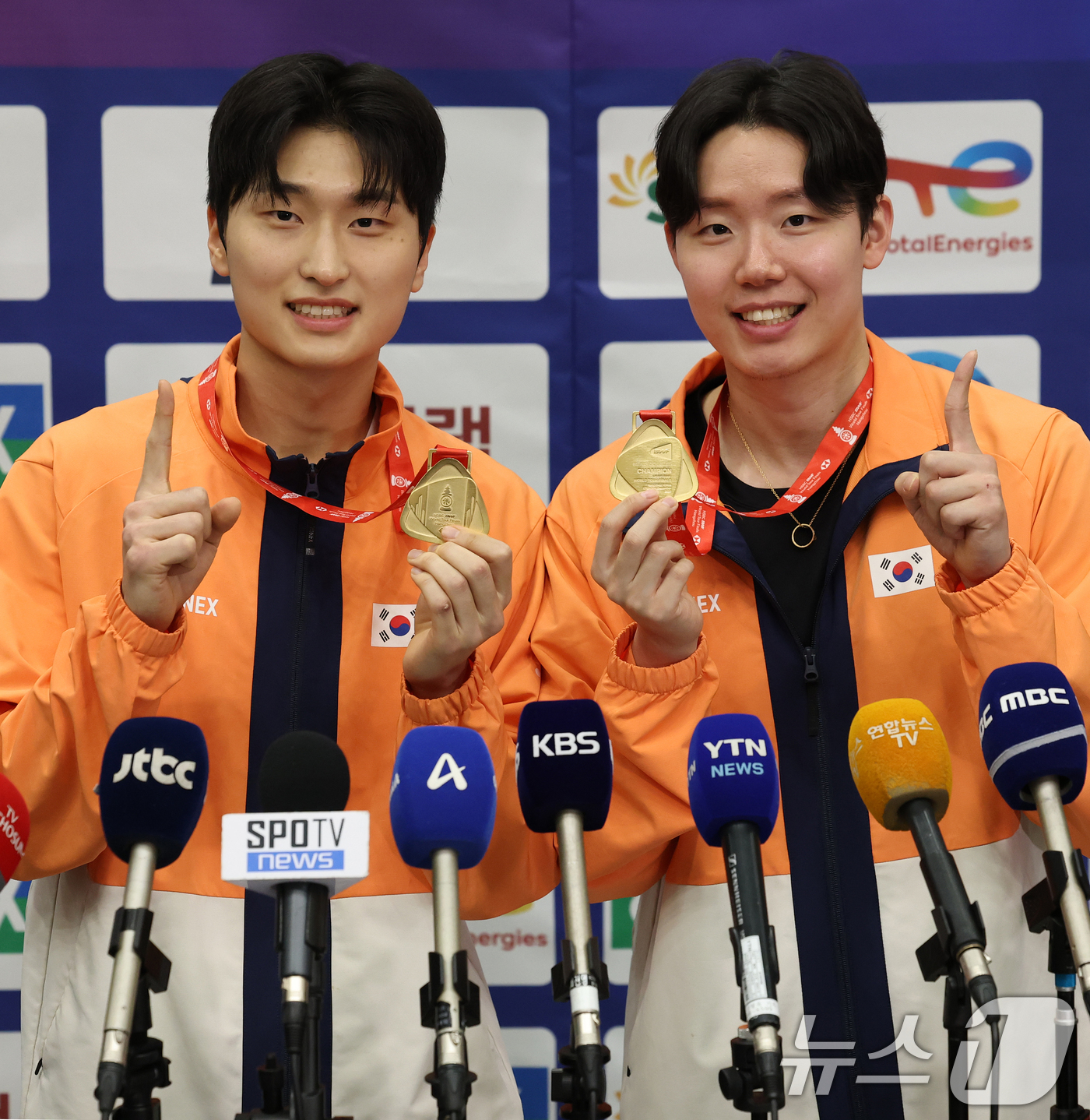 (인천공항=뉴스1) 오대일 기자 = 시즌 11승을 달성한 배드민턴 남자 복식 세계 1위 서승재(오른쪽), 김원호가 22일 오후 인천국제공항을 통해 귀국해 메달을 들고 포즈를 취하고 …