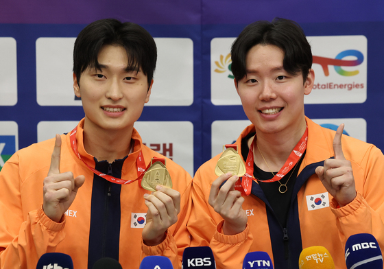 '11승' 포즈 취하는 서승재-김원호