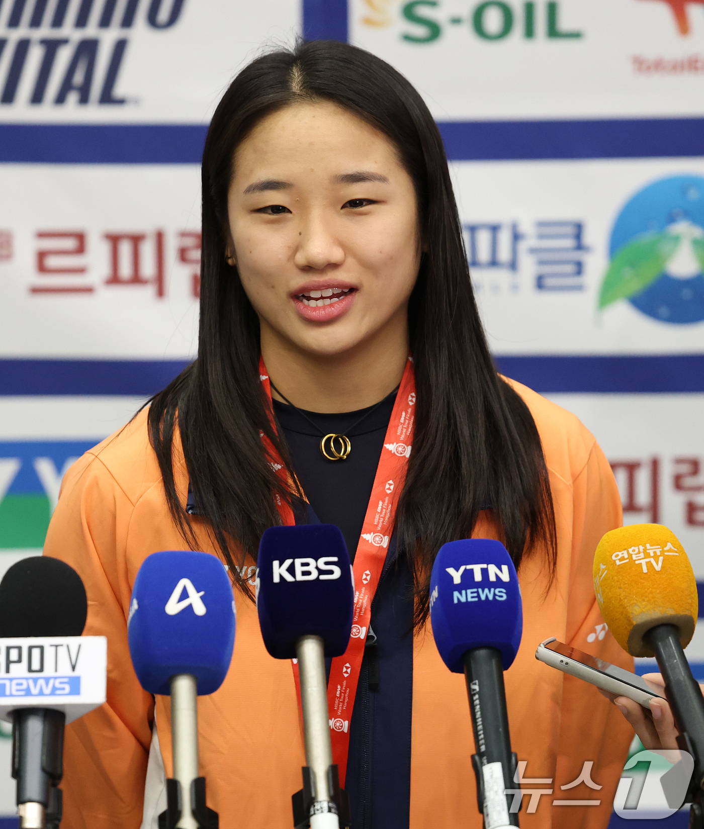 (인천공항=뉴스1) 오대일 기자 = 배드민턴 왕중왕전에서 시즌 최다 11관왕 대기록을 달성한 ‘셔틀콕 여제’ 안세영이 22일 오후 인천국제공항을 통해 귀국해 소감을 밝히고 있다.안 …