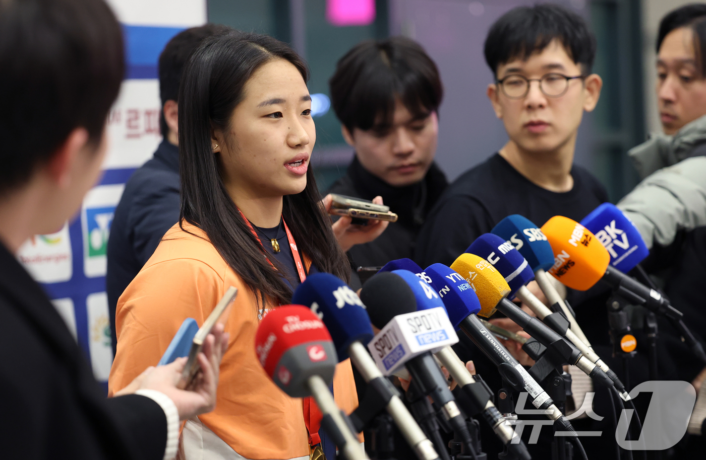 (인천공항=뉴스1) 오대일 기자 = 배드민턴 왕중왕전에서 시즌 최다 11관왕 대기록을 달성한 ‘셔틀콕 여제’ 안세영이 22일 오후 인천국제공항을 통해 귀국해 우승 소감을 밝히고 있 …