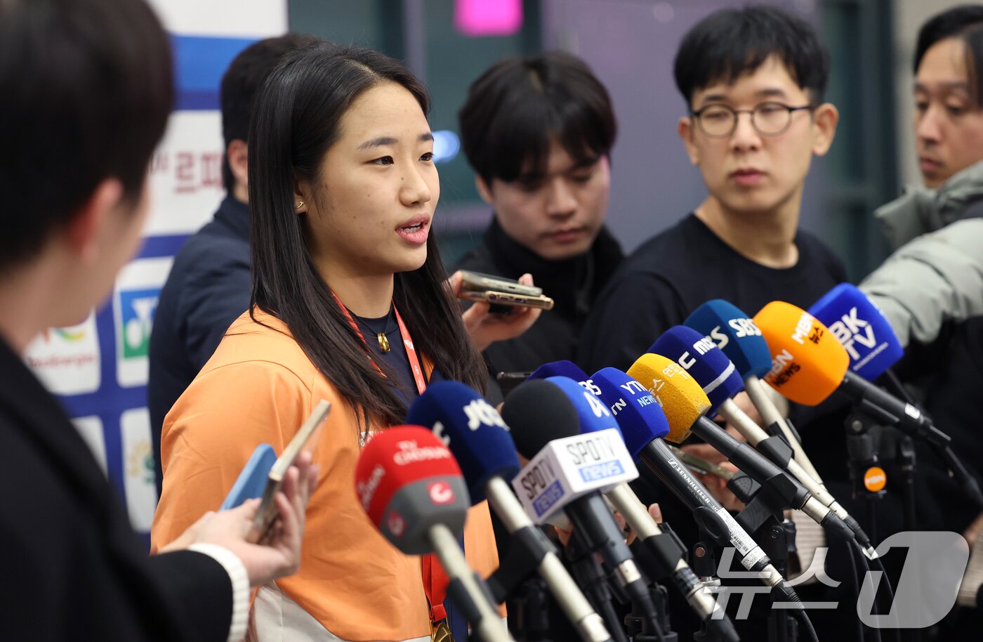 본문 이미지 - 배드민턴 왕중왕전에서 시즌 최다 11관왕 대기록을 달성한 ‘셔틀콕 여제’ 안세영이 22일 오후 인천국제공항을 통해 귀국해 우승 소감을 밝히고 있다. 2025.12.22/뉴스1 ⓒ News1 오대일 기자