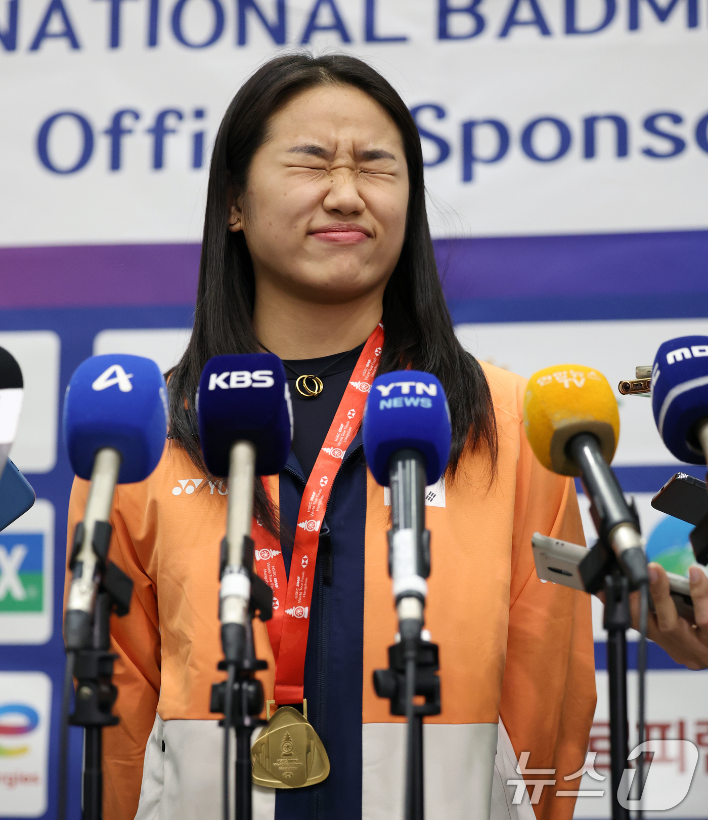 (인천공항=뉴스1) 오대일 기자 = 배드민턴 왕중왕전에서 시즌 최다 11관왕 대기록을 달성한 ‘셔틀콕 여제’ 안세영이 22일 오후 인천국제공항을 통해 귀국해 우승 소감을 밝히고 있 …