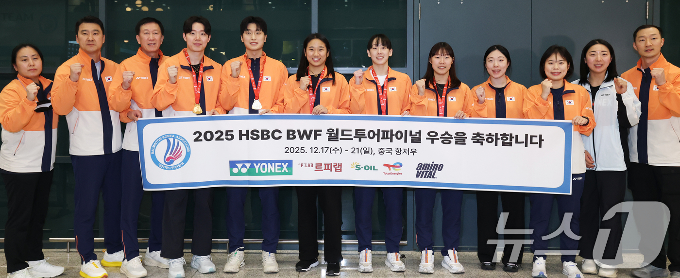 (인천공항=뉴스1) 오대일 기자 = 세계배드민턴연맹(BWF) 월드 투어 파이널스에서 3관왕을 거두고 돌아온 배드민턴 국가대표팀 박주봉 감독, 안세영을 비롯한 선수들이 22일 오후 …