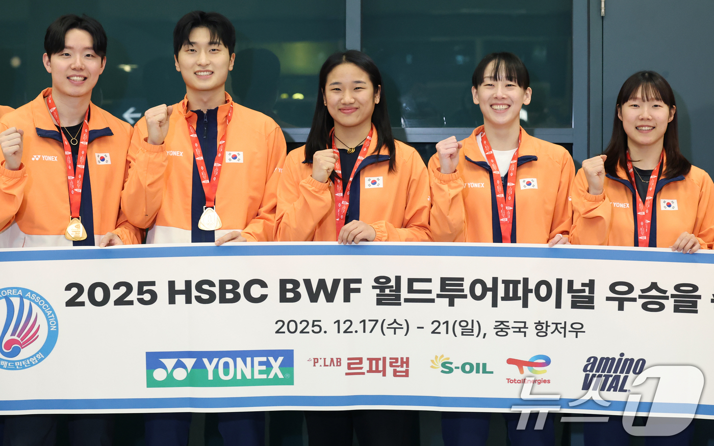 (인천공항=뉴스1) 오대일 기자 = 세계배드민턴연맹(BWF) 월드 투어 파이널스에서 3관왕을 거두고 돌아온 배드민턴 국가대표팀 선수들이 22일 오후 인천국제공항을 통해 귀국해 기념 …