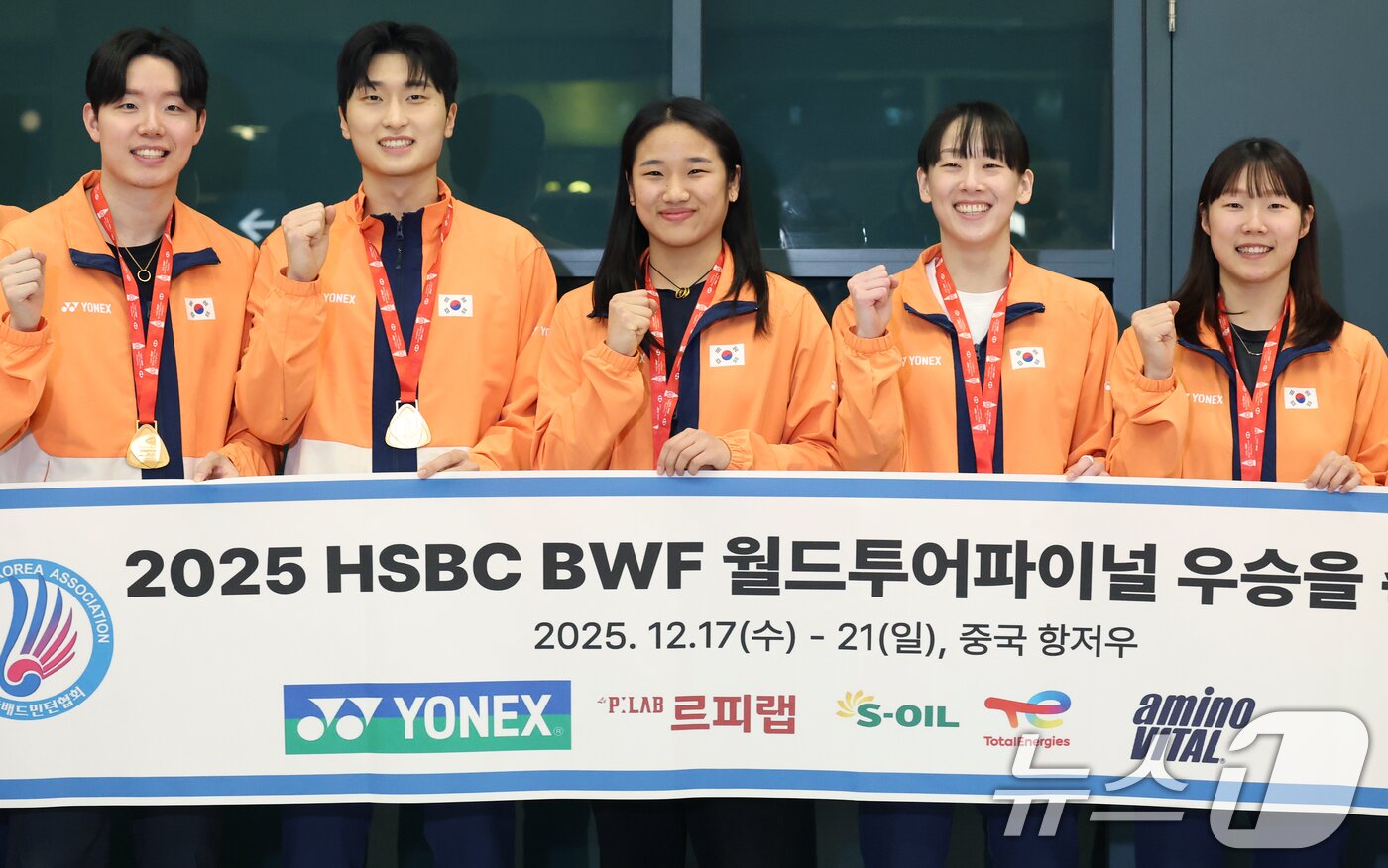 본문 이미지 - 세계배드민턴연맹(BWF) 월드 투어 파이널스에서 3관왕을 거두고 돌아온 배드민턴 국가대표팀 선수들이 22일 오후 인천국제공항을 통해 귀국해 기념촬영을 하고 있다. 왼쪽부터 남자복식 서승재·김원호, 여자단식 안세영, 여자복식 이소희·백하나. 2025.12.22/뉴스1 ⓒ News1 오대일 기자