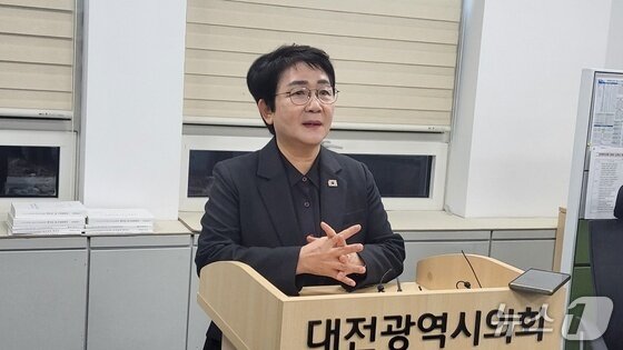 본문 이미지 - 박정현 민주당 대전시당 위원장이 대전시의회에서 기자회견을 하고 있다./뉴스1